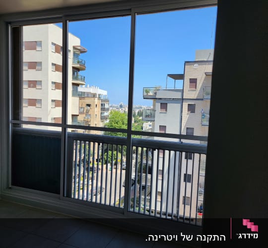 חלון אלומיניום עם נוף לבניינים